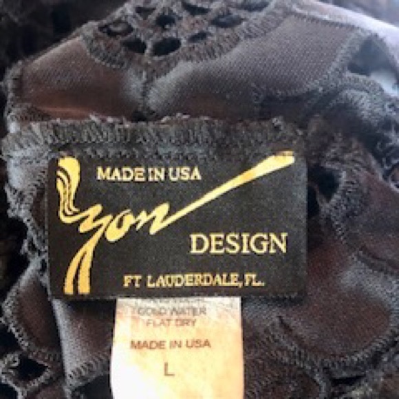 Stunning like new black floral appliqué top size large - Picture 6 of 10